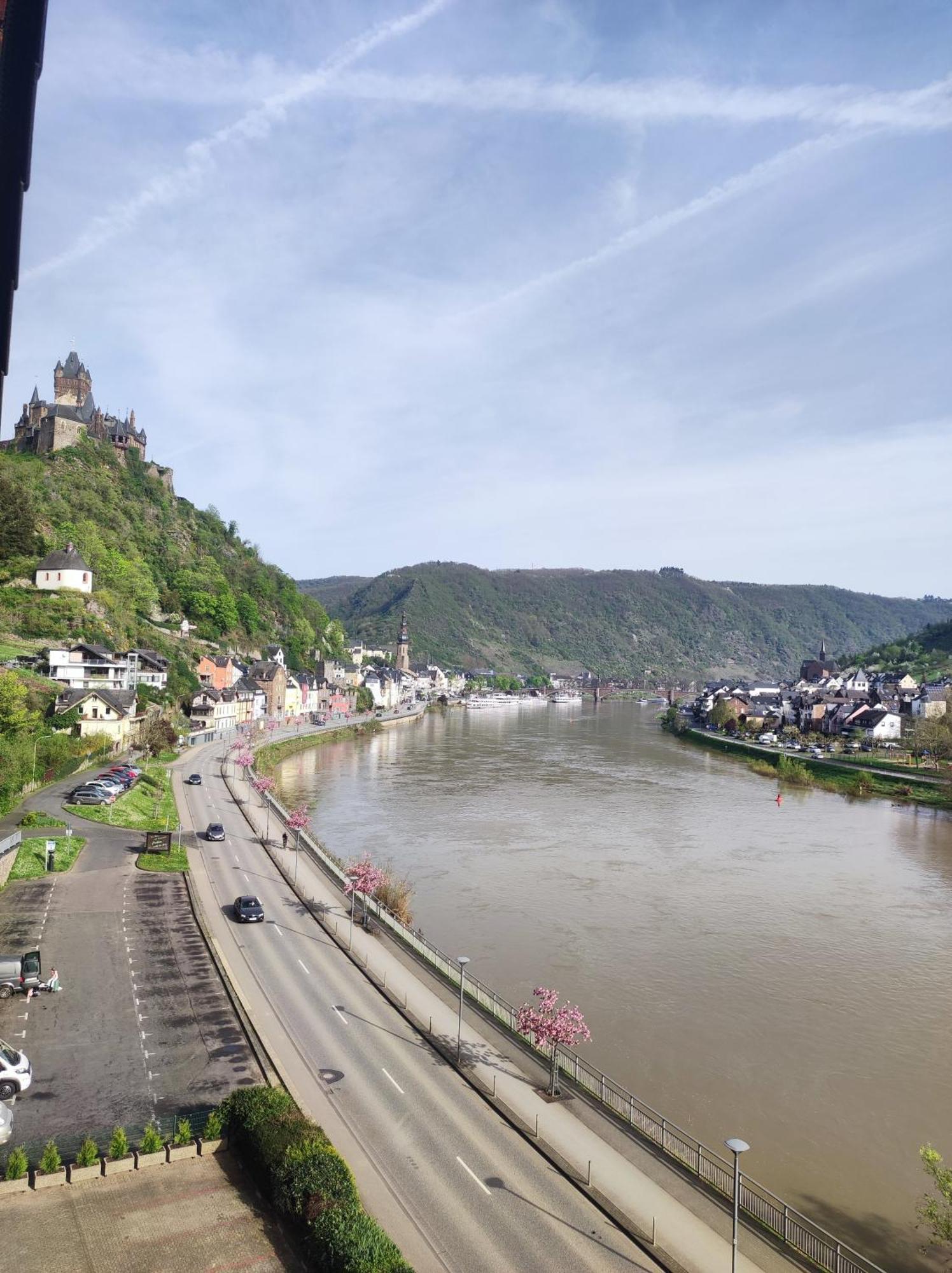 Panorama Oase Ferienwohnung Mit Blick Auf Mosel Und Reichsburg Cochem Exterior foto
